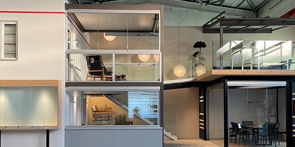 Showroom von hoch-drei in Olten mit COVER Verglasungen und ROOFS Terrassendach