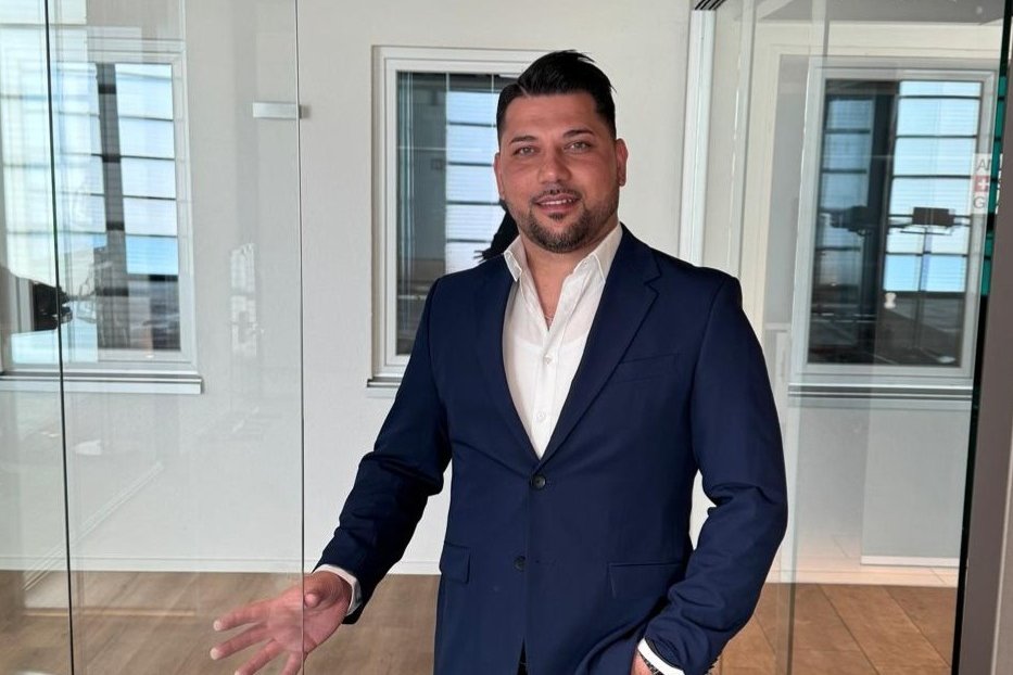 Porträt von Kevin Marinkovic, Regionalleiter Ost, hoch-drei Verglasungen AG